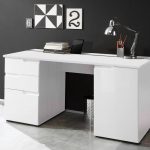 Bild von Lifestyle4Living Schreibtisch mit Fronten in Hochglanz weiß, Korpus weiß matt, 2 Türen und 2 Schubkästen, Maße: B/H/T ca. 158/76/67 cm